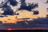 夕日沈むサロベツ原野より日本海オロロンラインの風車 [MHI110004940]