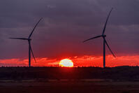 夕日沈むサロベツ原野より日本海オロロンラインの風車 [MHI110004941]