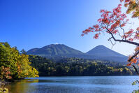 オンネトーより紅葉の雌阿寒岳と阿寒富士 [MHI110004979]