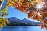 オンネトーより紅葉の雌阿寒岳と阿寒富士 [MHI110004980]