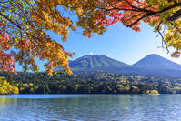 オンネトーより紅葉の雌阿寒岳と阿寒富士 [MHI110004981]