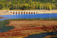 タウシュベツ川橋梁と秋色の糠平湖　旧国鉄士幌線 [MHI110004989]