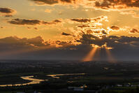 十勝が丘展望台より夕映えの十勝平野と十勝川 [MHI110004990]