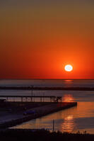 朝日に照らされる十勝港と太平洋 [MHI110004993]