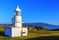 早朝の襟裳岬灯台と日高山脈 [MHI110004996]