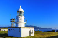 早朝の襟裳岬灯台と日高山脈 [MHI110004997]