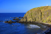 襟裳岬灯台と海岸 [MHI110004999]