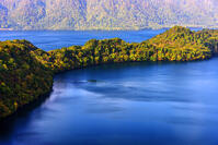 紅葉の中山半島　十和田湖 [MHI110005024]