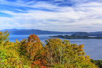 紫明亭展望台より紅葉の十和田湖 [MHI110005025]