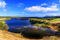 秋色の八幡沼と岩手山遠望 [MHI110005034]