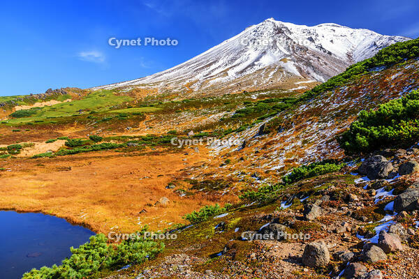 秋色と冠雪の大雪山旭岳 [MHI110004936]