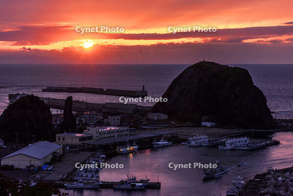 夕陽台展望台よりオホーツク海と夕焼け [MHI110004951]