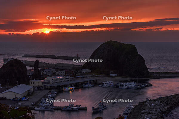 夕陽台展望台よりオホーツク海と夕焼け [MHI110004952]