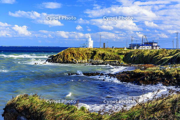 納沙布岬灯台と歯舞群島遠望 [MHI110004959]