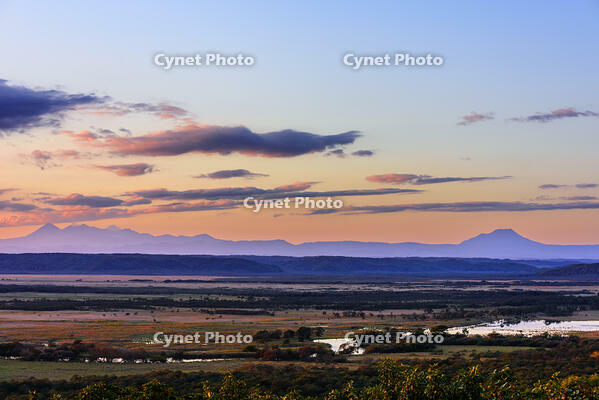 細岡展望台より雄阿寒岳と釧路湿原の夕景 [MHI110004968]