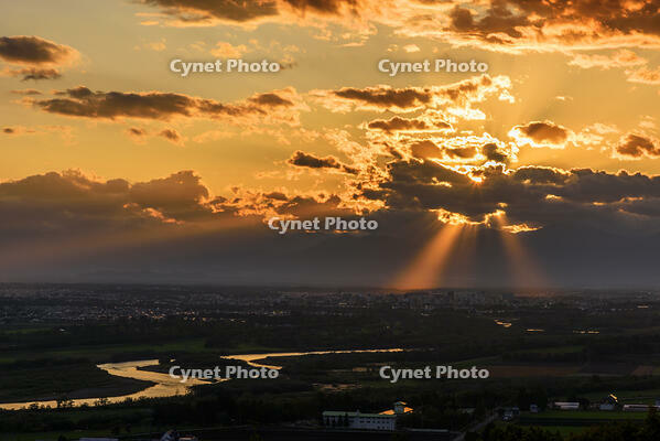 十勝が丘展望台より夕映えの十勝平野と十勝川 [MHI110004990]