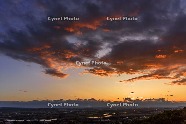 十勝が丘展望台より夕映えの十勝平野と十勝川 [MHI110004991]