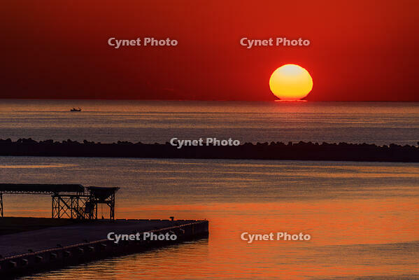 朝日に照らされる十勝港と太平洋　だるま朝日 [MHI110004992]