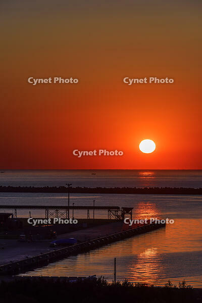 朝日に照らされる十勝港と太平洋 [MHI110004993]