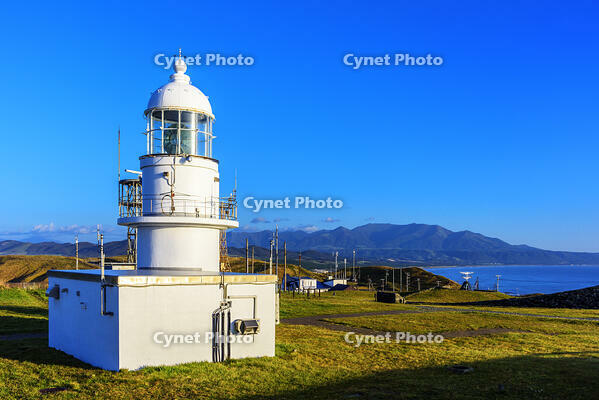 早朝の襟裳岬灯台と日高山脈 [MHI110004996]