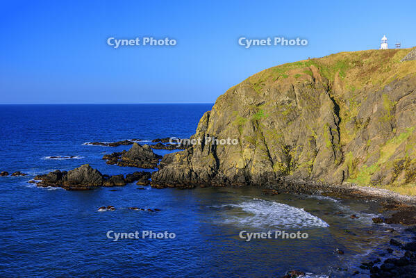 襟裳岬灯台と海岸 [MHI110004999]