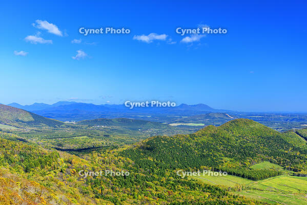 狩勝峠展望台より十勝平野のパノラマ展望 [MHI110005005]