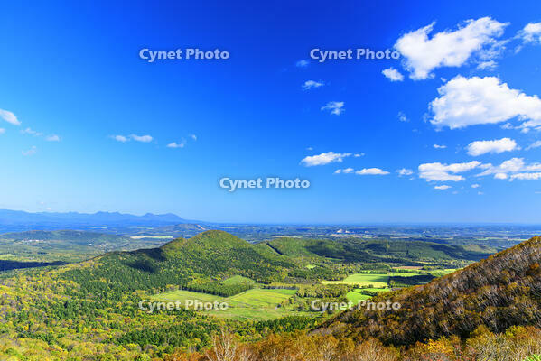 狩勝峠展望台より十勝平野のパノラマ展望 [MHI110005006]