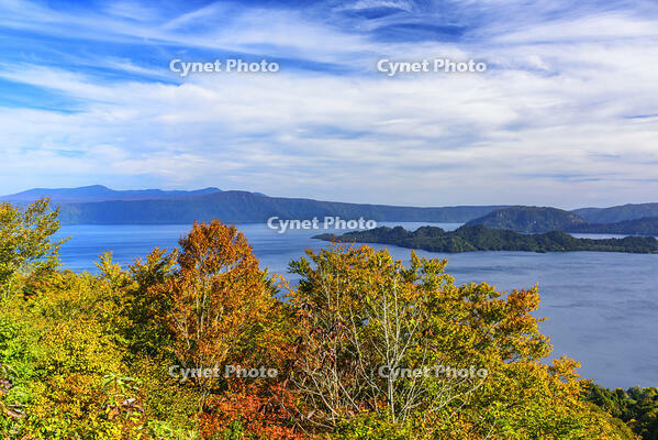 紫明亭展望台より紅葉の十和田湖 [MHI110005025]