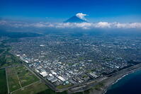 富士市の街並みより富士山 [THN110007886]
