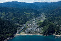 河津駅と河津の町並みより伊豆の山並み [THN110007946]