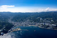 熱海港と熱海の街並み [THN110007964]