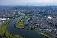 旧･岩淵水門(赤水門),荒川,隅田川合流地区より東京の街並み [THN110008000]