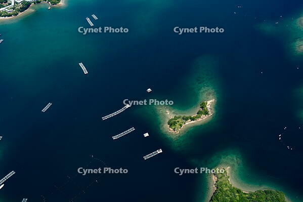 英虞湾(間﨑島北側にある小島の養殖いかだのある風景) [THN110007876]