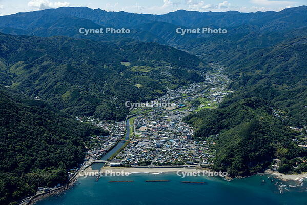 河津駅と河津の町並みより伊豆の山並み [THN110007946]