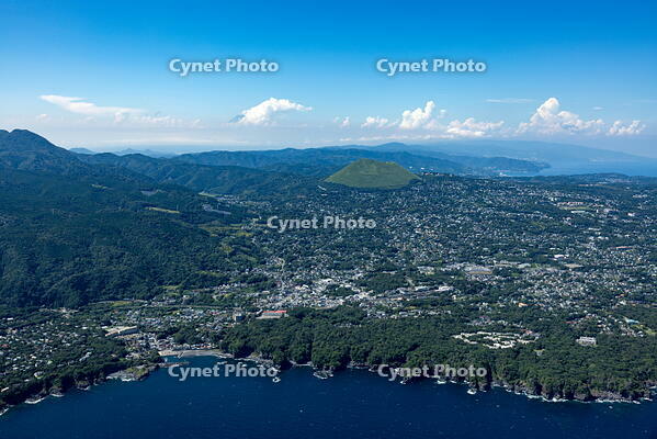 伊豆高原(城ケ崎南地区の海岸)より大室山方面 [THN110007949]