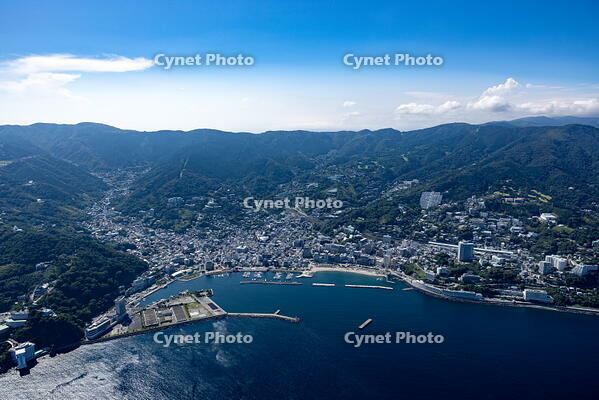 熱海港と熱海の街並み [THN110007964]