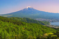 河口湖越しに富士山の夕景を望む [OYO110006731]