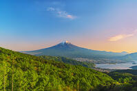河口湖越しに富士山の夕景を望む [OYO110006733]