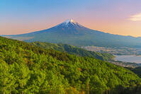 河口湖越しに富士山の夕景を望む [OYO110006734]