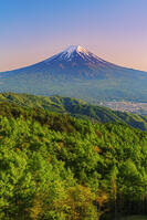 河口湖越しに富士山の夕景を望む [OYO110006735]
