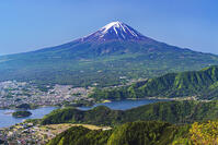 新緑の新道峠より河口湖越しに富士山を望む [OYO110006779]