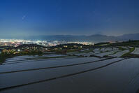 棚田越しに富士山の夜景を望む [OYO110006804]