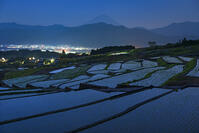 棚田越しに富士山の夜景を望む [OYO110006805]