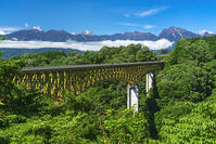 八ヶ岳高原大橋越しに南アルプスを望む [OYO110006815]
