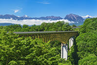 八ヶ岳高原大橋越しに南アルプスを望む [OYO110006817]