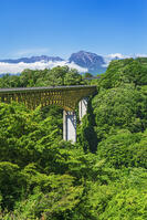 八ヶ岳高原大橋越しに南アルプスを望む [OYO110006820]