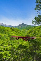 東沢大橋越しに八ヶ岳を望む [OYO110006833]