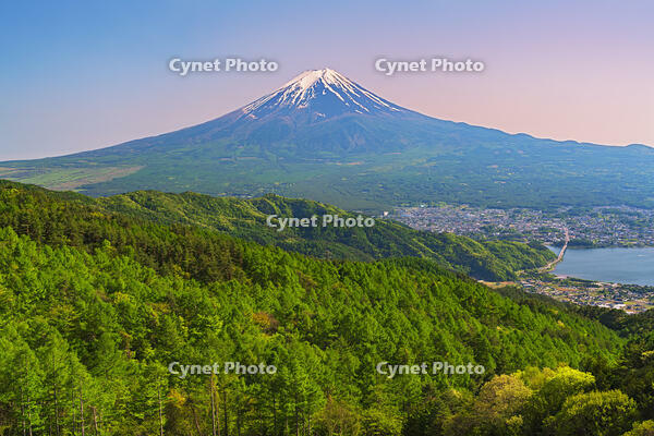 河口湖越しに富士山の夕景を望む [OYO110006731]