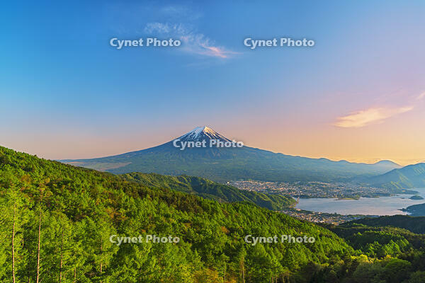 河口湖越しに富士山の夕景を望む [OYO110006733]