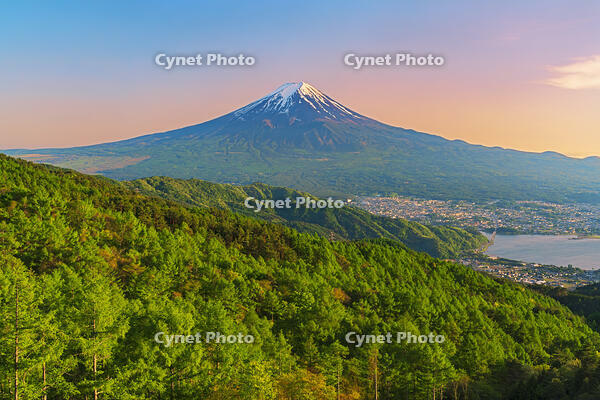 河口湖越しに富士山の夕景を望む [OYO110006734]
